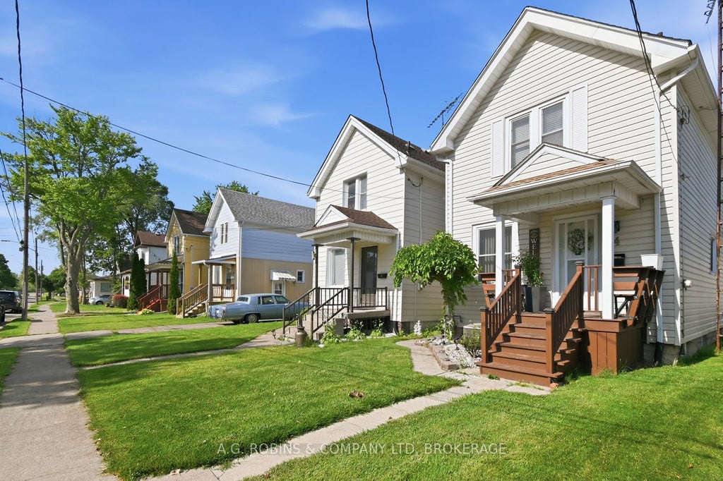 Photo of 4 Clifford Avenue, Welland, ON L3C 2G1 (MLS # X13525352)