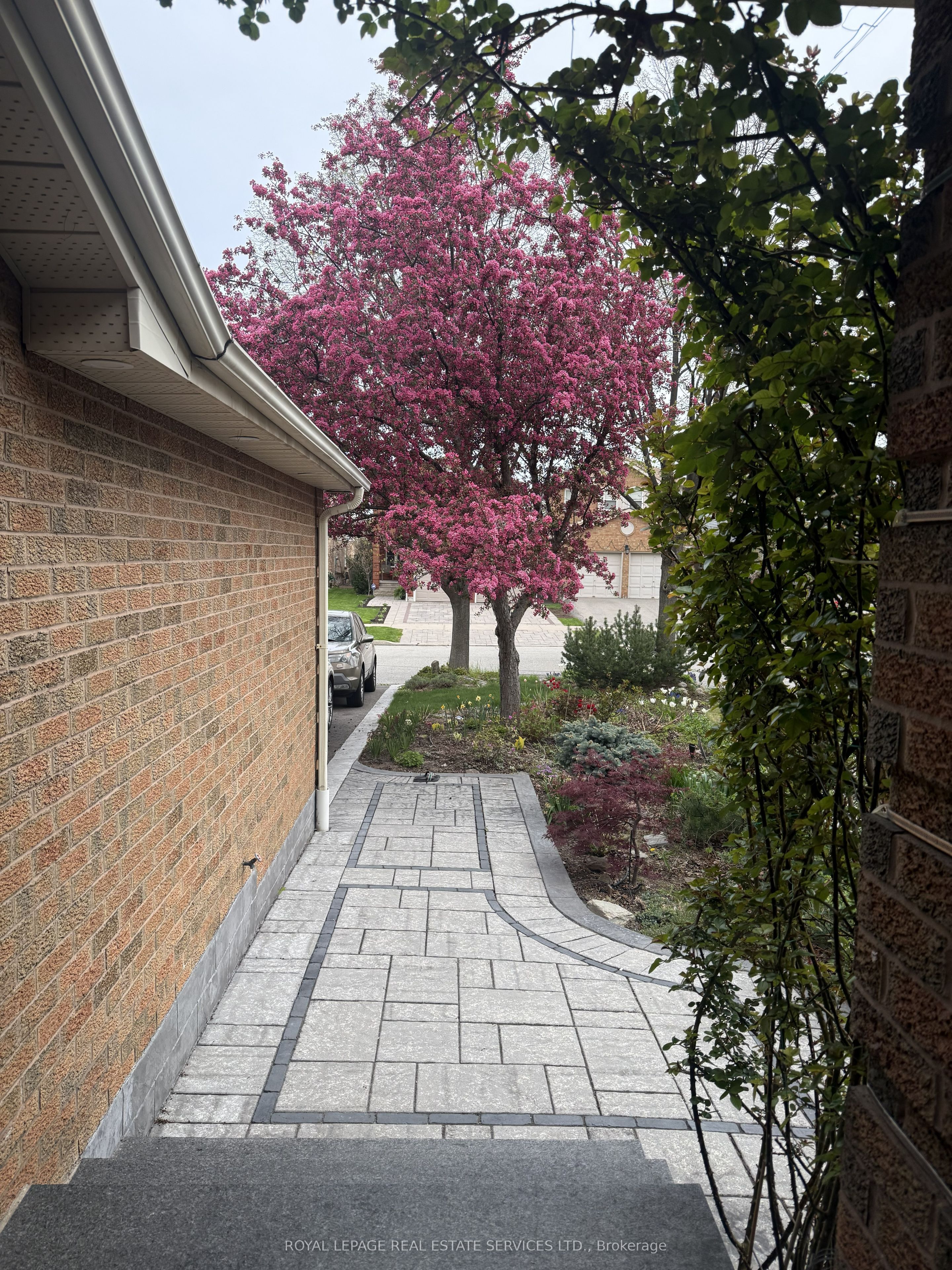 3592 Cherrington Crescent