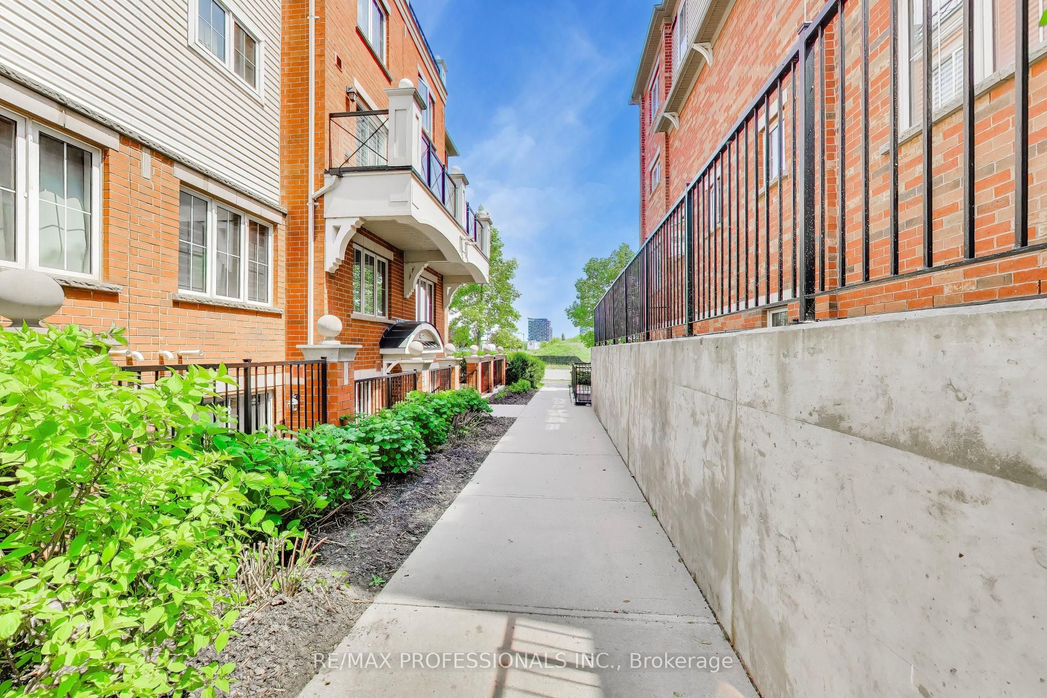2460 Post Road 19