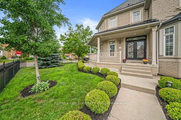 39 Trailhead Crescent