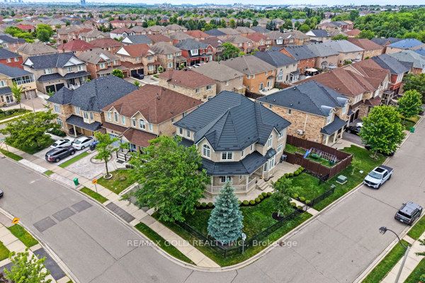 39 Trailhead Crescent