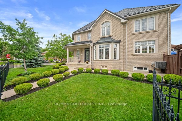 39 Trailhead Crescent