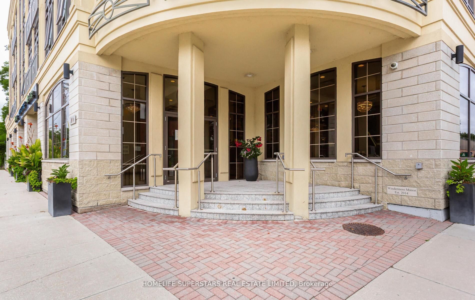 205 Lakeshore Road W 302