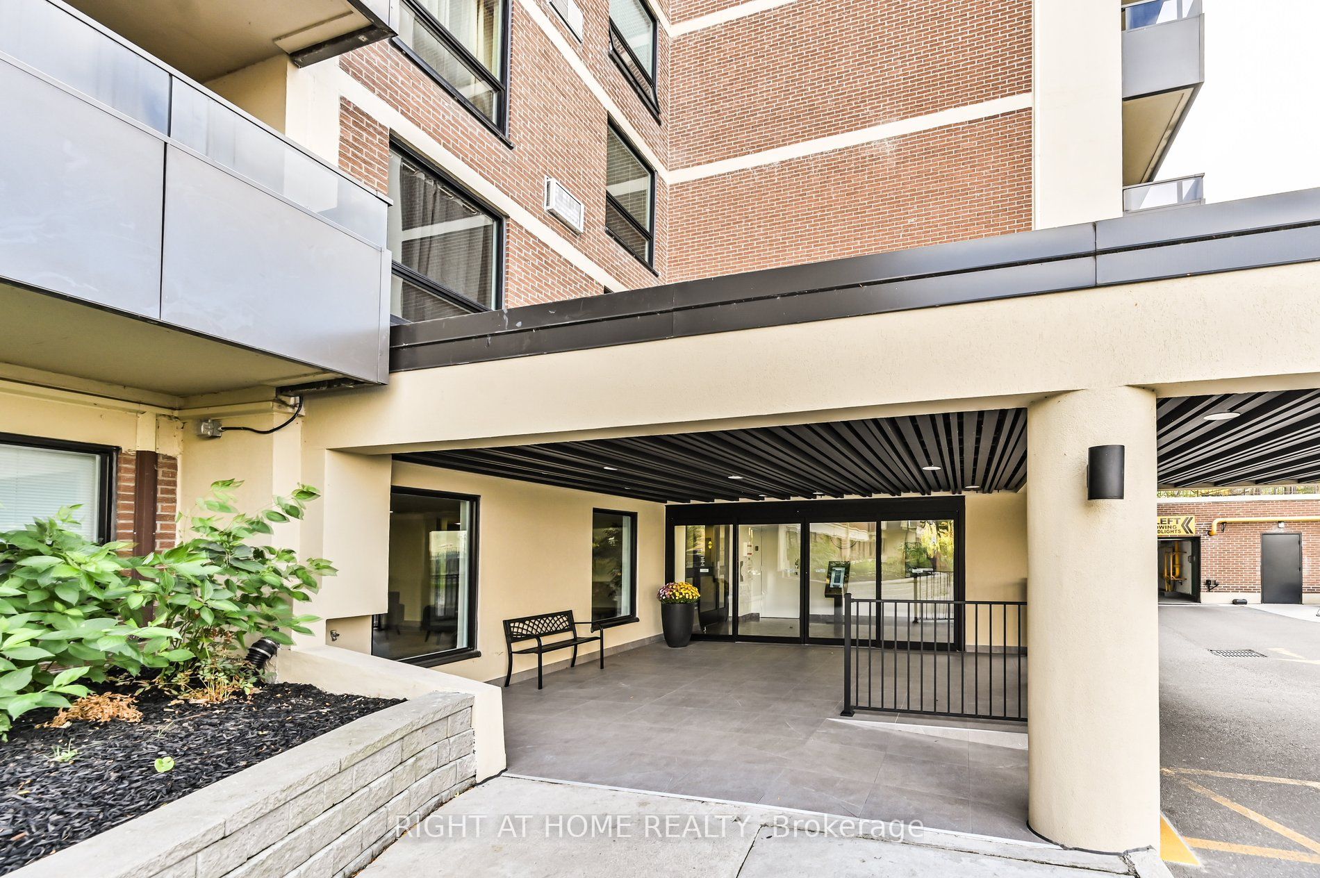 15 La Rose Avenue 1212