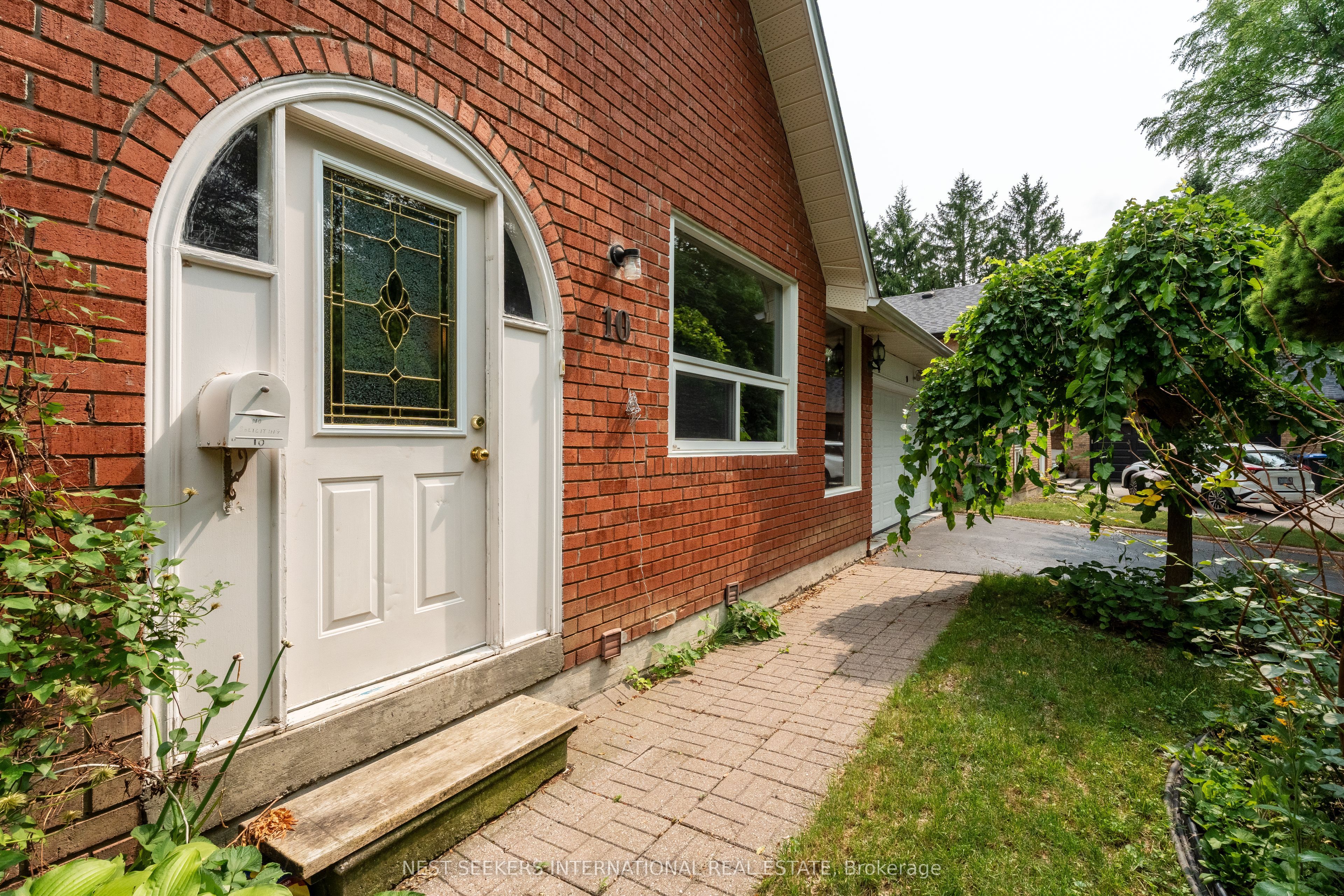 10 Lennox Court