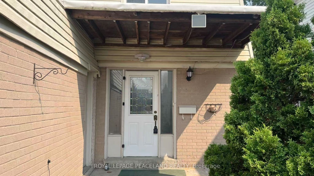 Photo of 711 Irwin Crescent, Newmarket, ON L3Y 5A4 (MLS # N13580740)