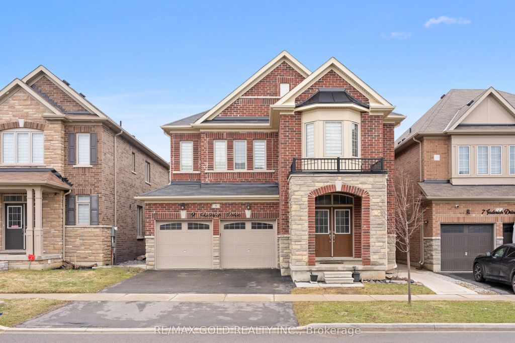 Photo of 9 Goderich Drive, Brampton, ON L7A 5A7 (MLS # W13023152)