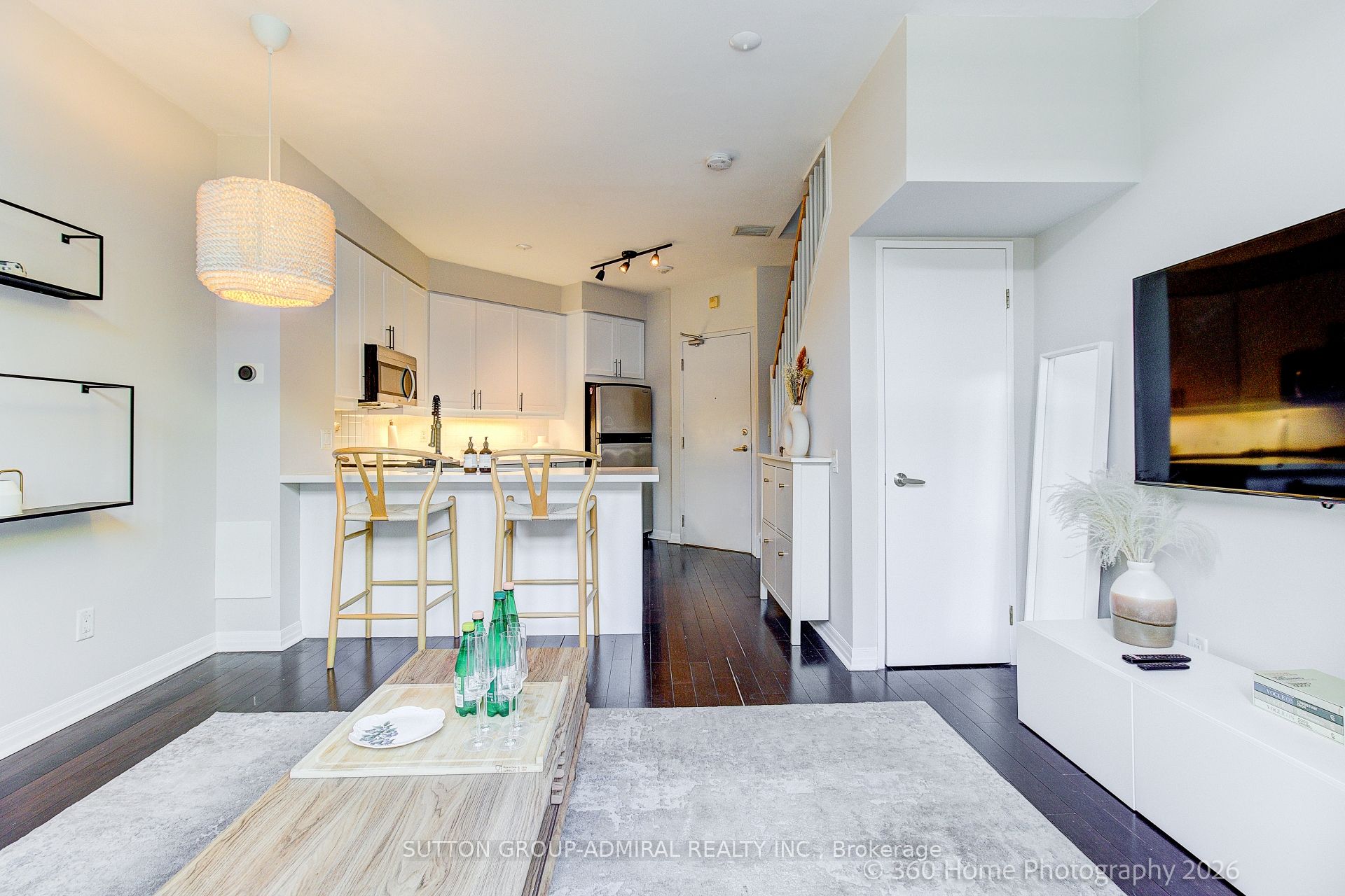 901 Queen Street W 208