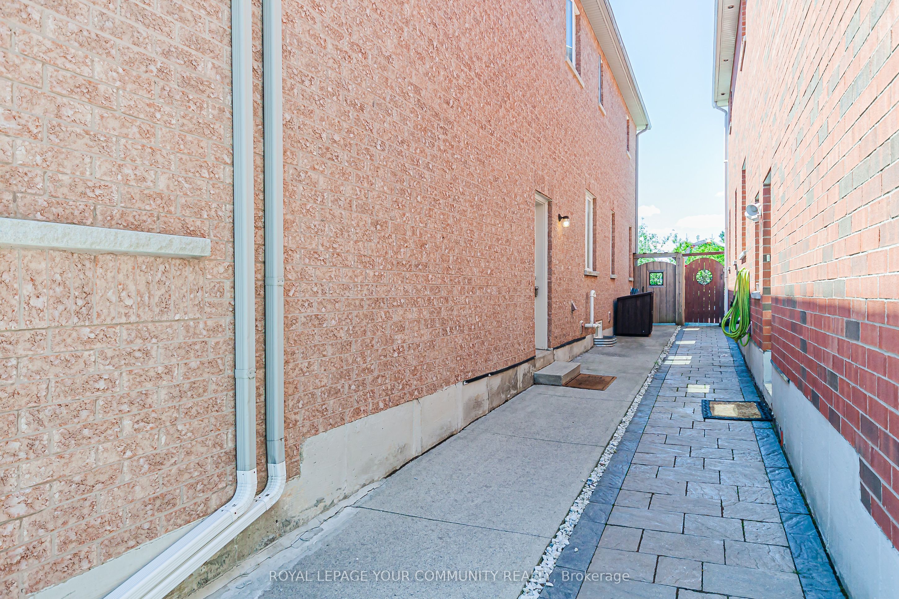 6 Round Hill Court S Basement
