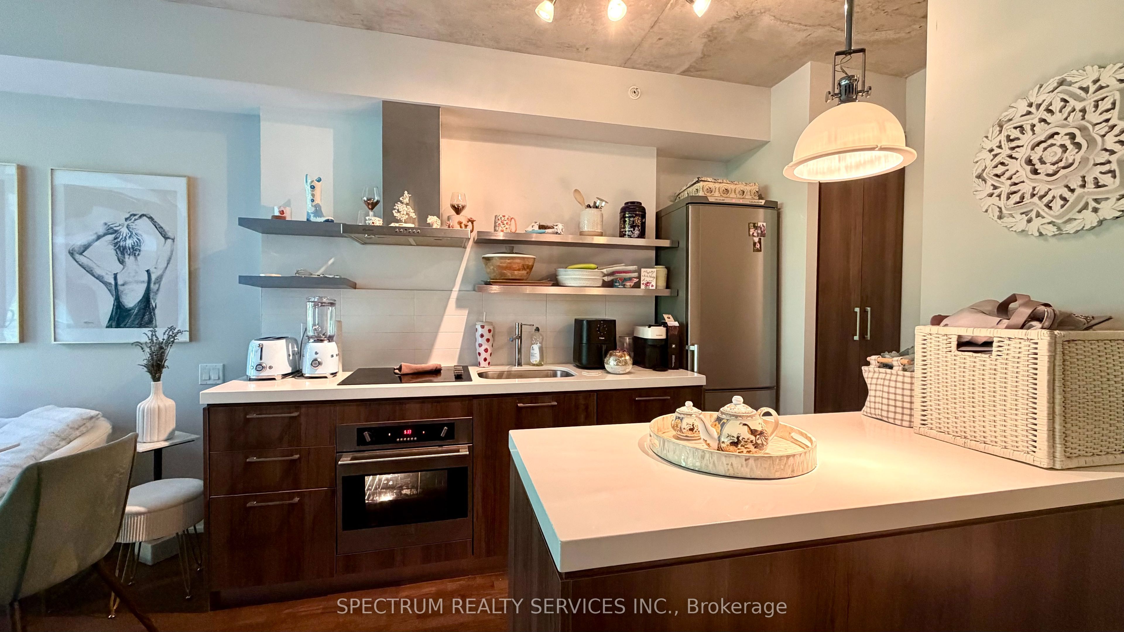 560 King Street W 201