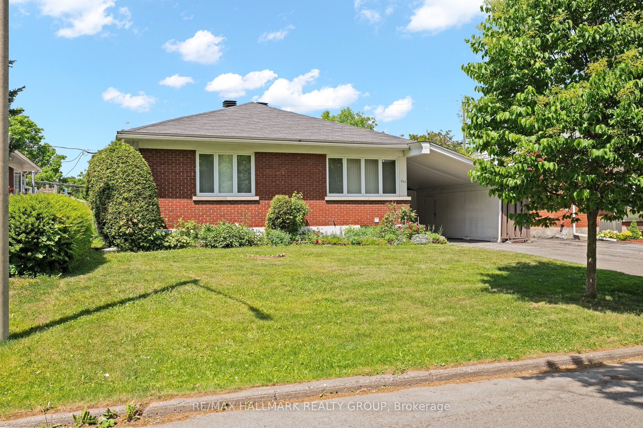 Photo 1 of 25 — 839 WESTON Drive, Elmvale Acres and Area, ON K1G 1W5