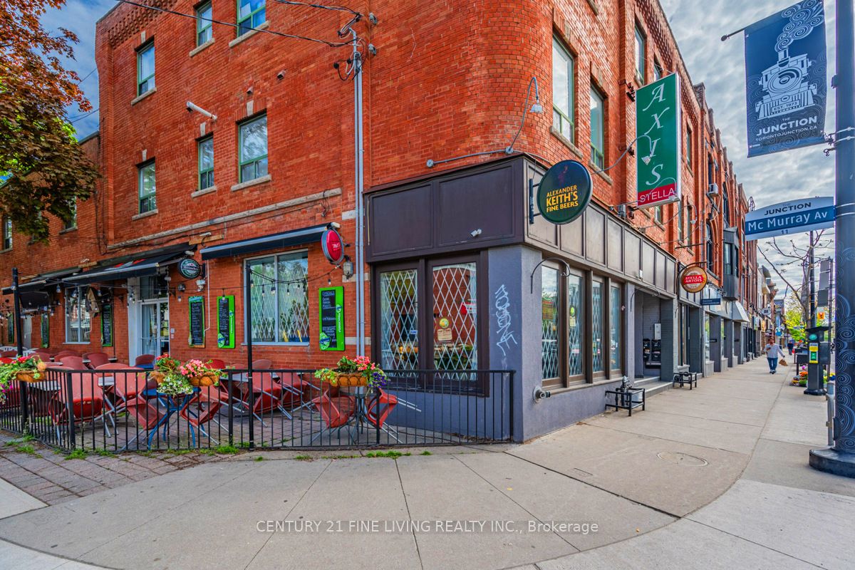 3048 Dundas Street W