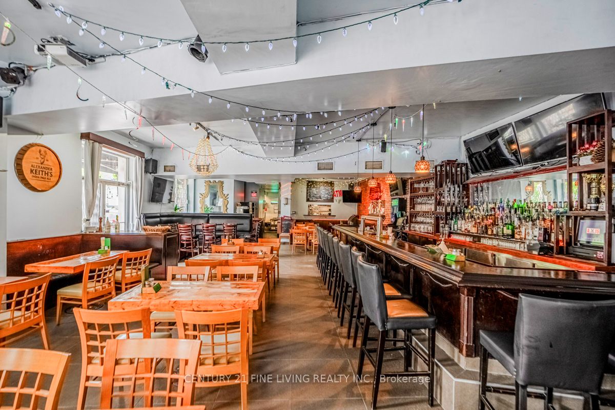 3048 Dundas Street W