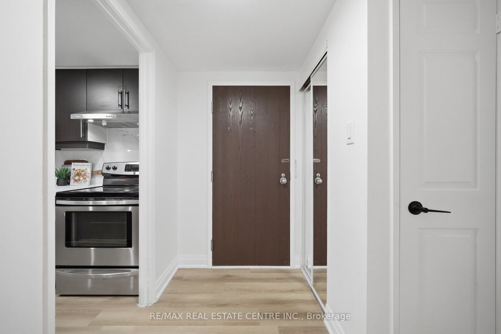 Photo of 717 Bay Street #1009, Toronto, ON M5G 2J9 (MLS # C13043230)