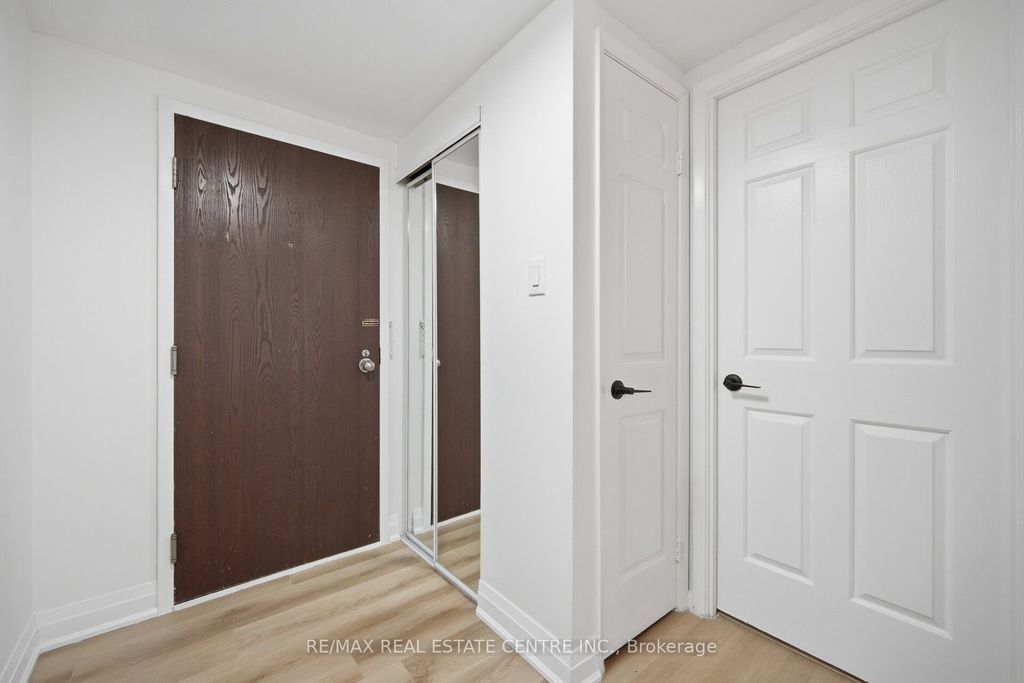 Photo of 717 Bay Street #1009, Toronto, ON M5G 2J9 (MLS # C13043230)