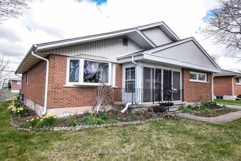 Photo of 13 Westmount Crescent, Welland, ON L3C 2S5 (MLS # X12532358)