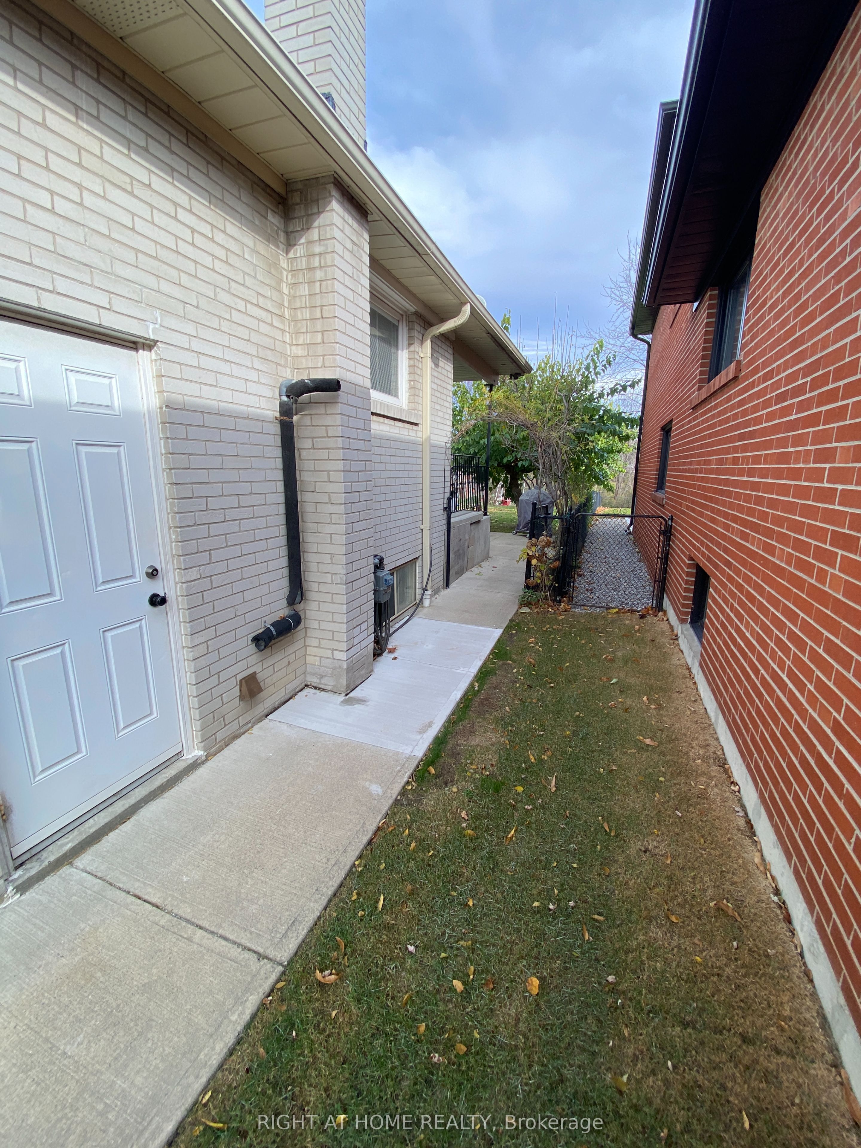 3635 Bluestream Crescent Lower