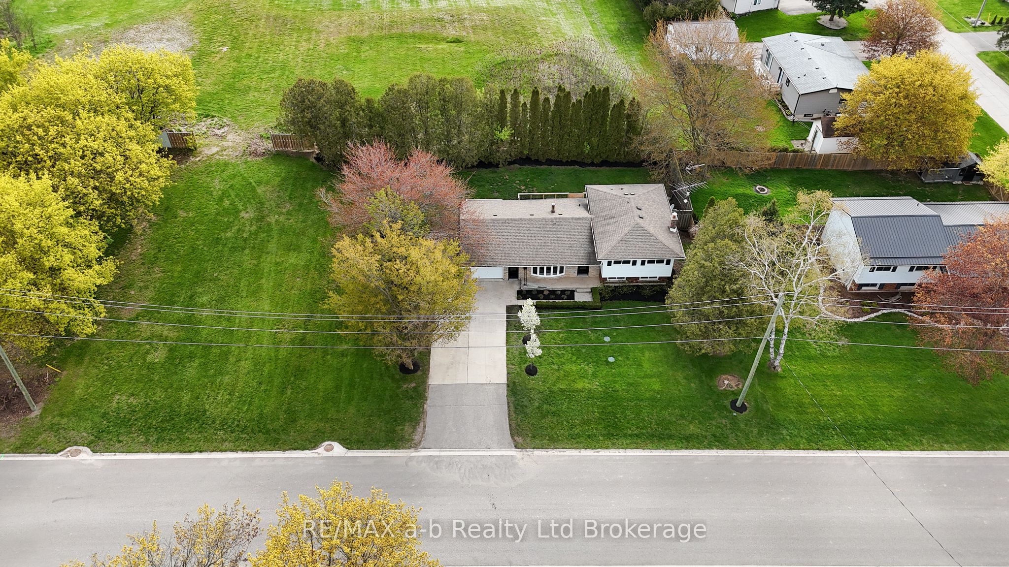 Photo 1 of 29 — 21 PEGGY Avenue, South-West Oxford, ON N0J 1N0