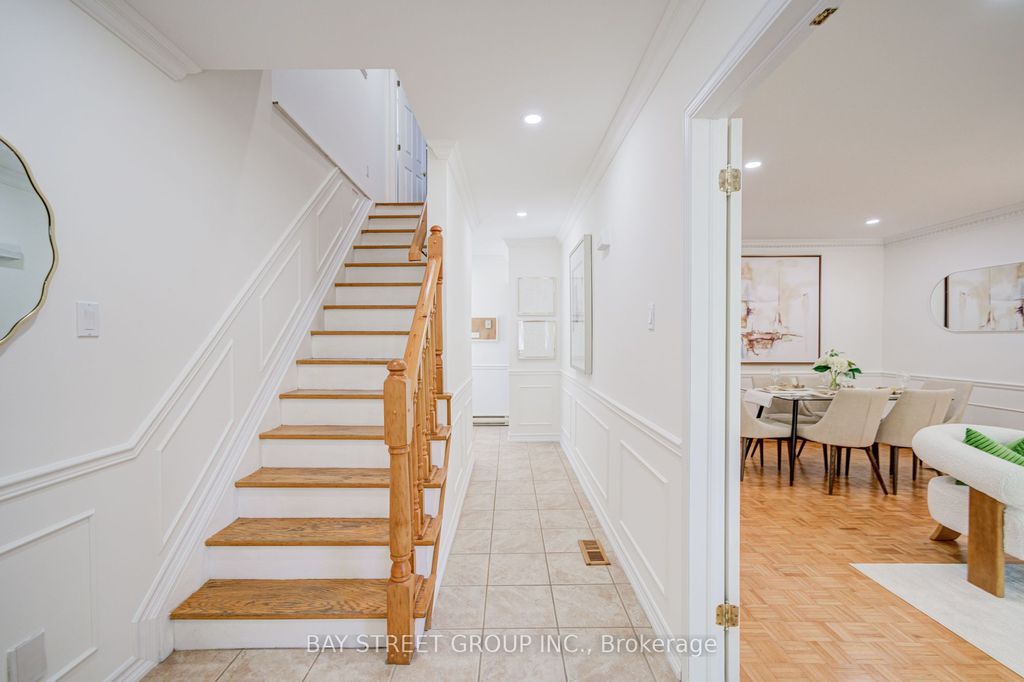 Photo of 214 William Roe Boulevard, Newmarket, ON L3Y 1B5 (MLS # N12701924)