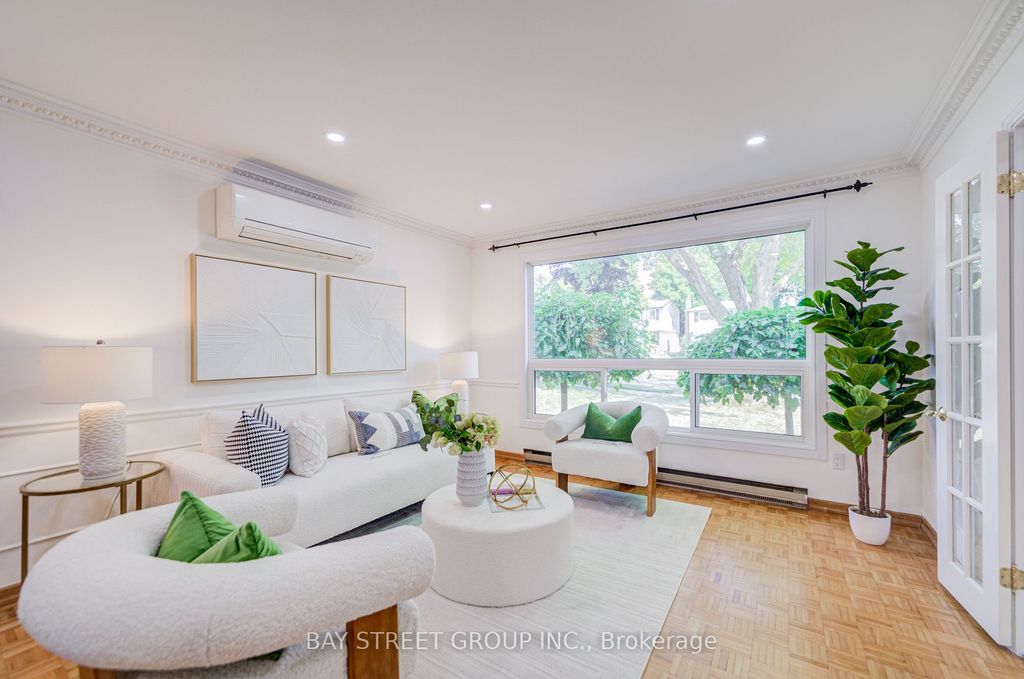 Photo of 214 William Roe Boulevard, Newmarket, ON L3Y 1B5 (MLS # N12701924)