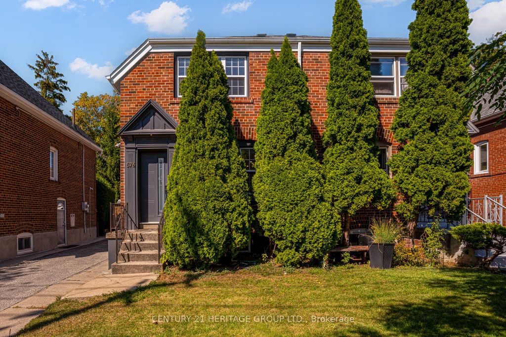 Photo of 576 Broadway Avenue, Toronto, ON M4G 2S3 (MLS # C12461572)