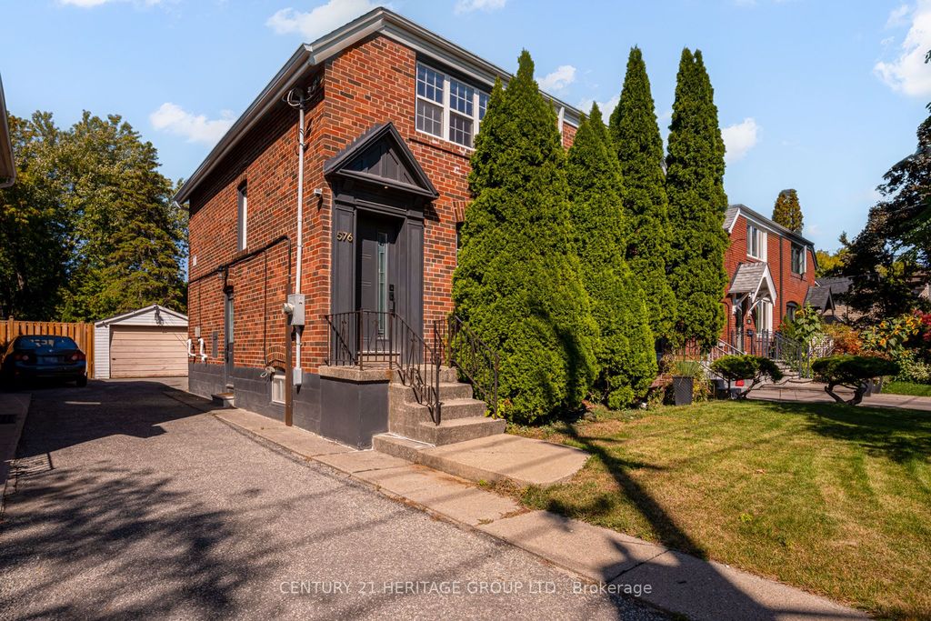 Photo of 576 Broadway Avenue, Toronto, ON M4G 2S3 (MLS # C12461572)