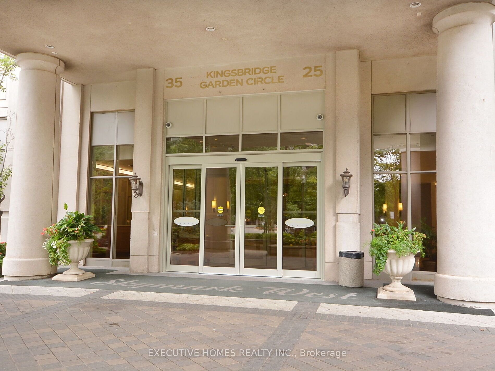 25 Kingsbridge Garden Circle PHO8