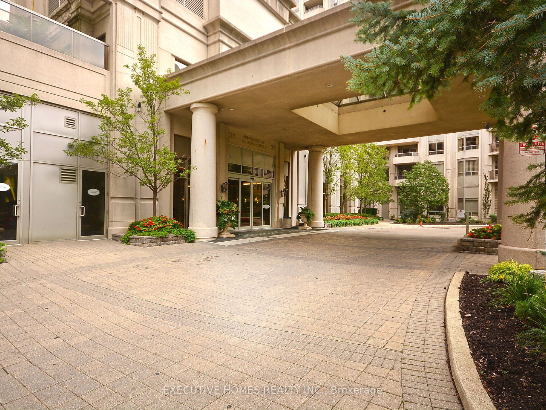 25 Kingsbridge Garden Circle PHO8