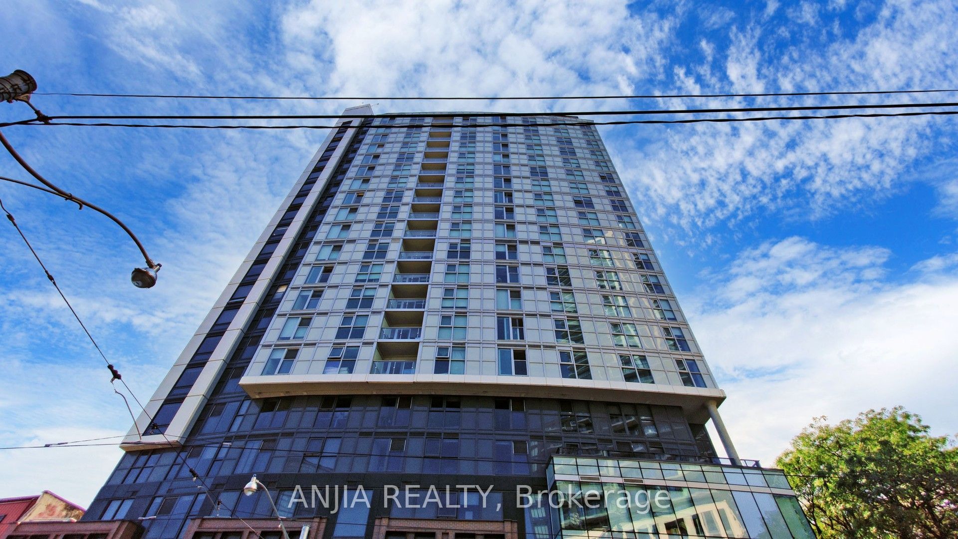 219 Dundas Street E 803