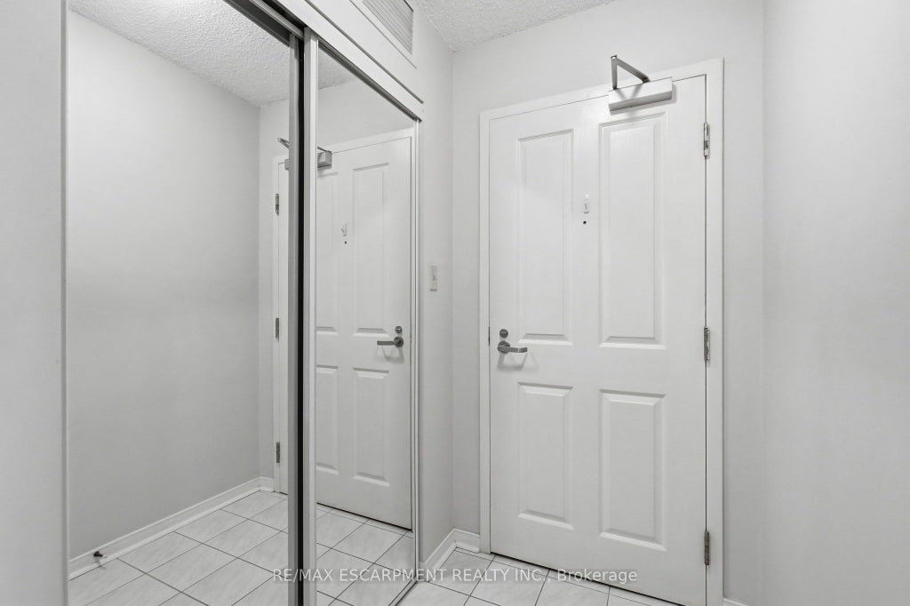 Photo of 2199 Sixth Line #208, Oakville, ON L6H 5V3 (MLS # W14029030)