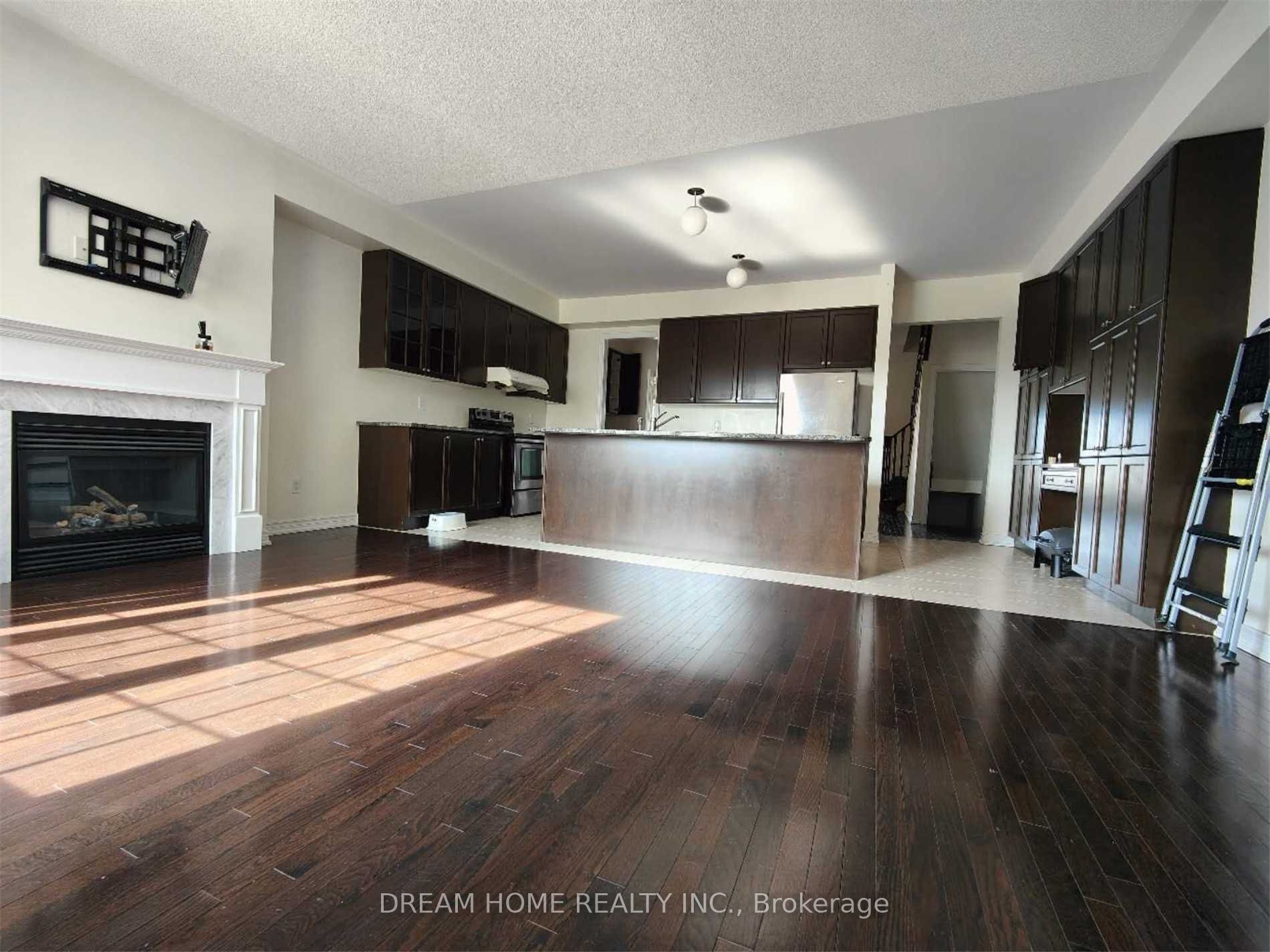 10587 Woodbine Avenue