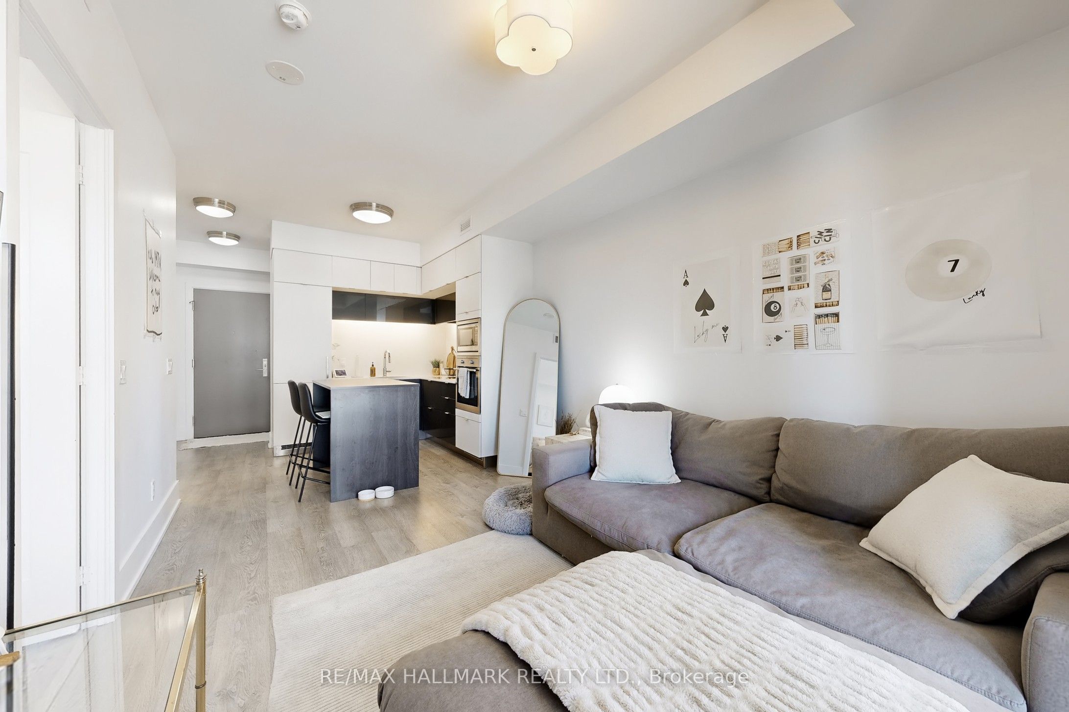 15 Merchants' Wharf N/A 544