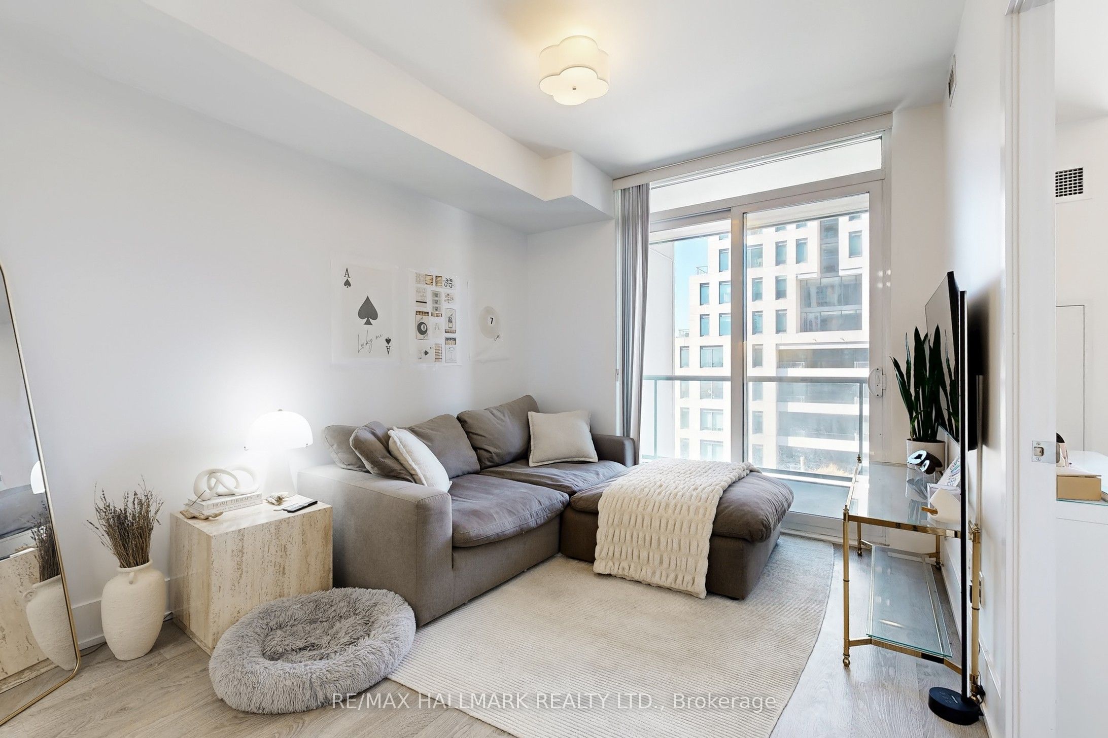 15 Merchants' Wharf N/A 544