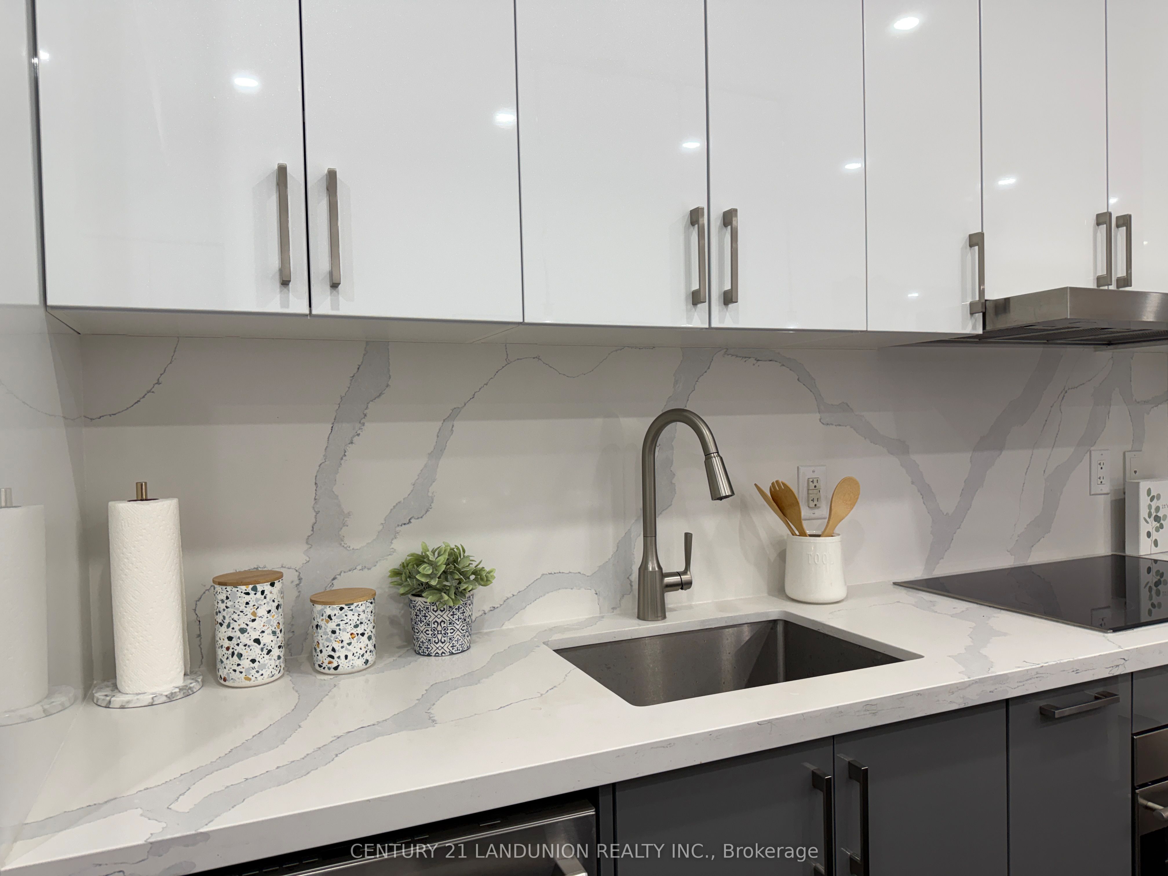 1 Bloor Street E 1508