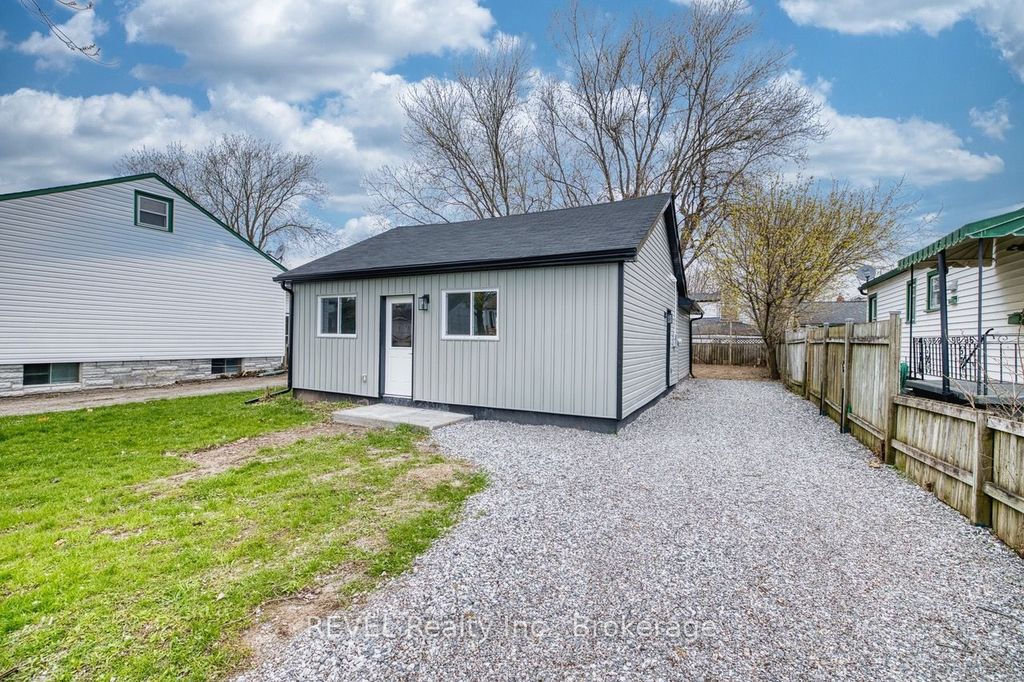 Photo of 406 Hennepin Avenue, Welland, ON L3B 4T5 (MLS # X13033436)