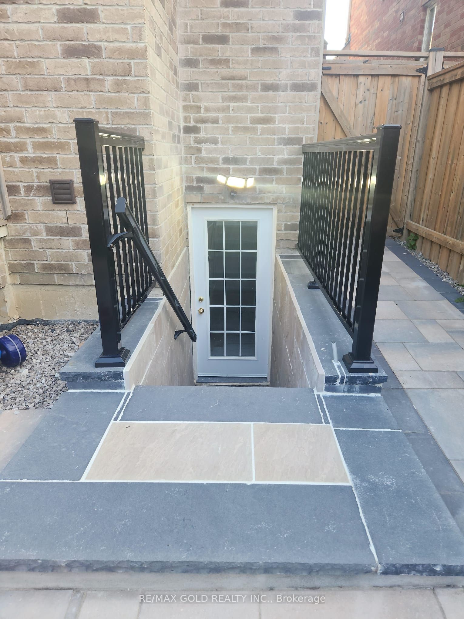 5349 Tenth Line W Basement