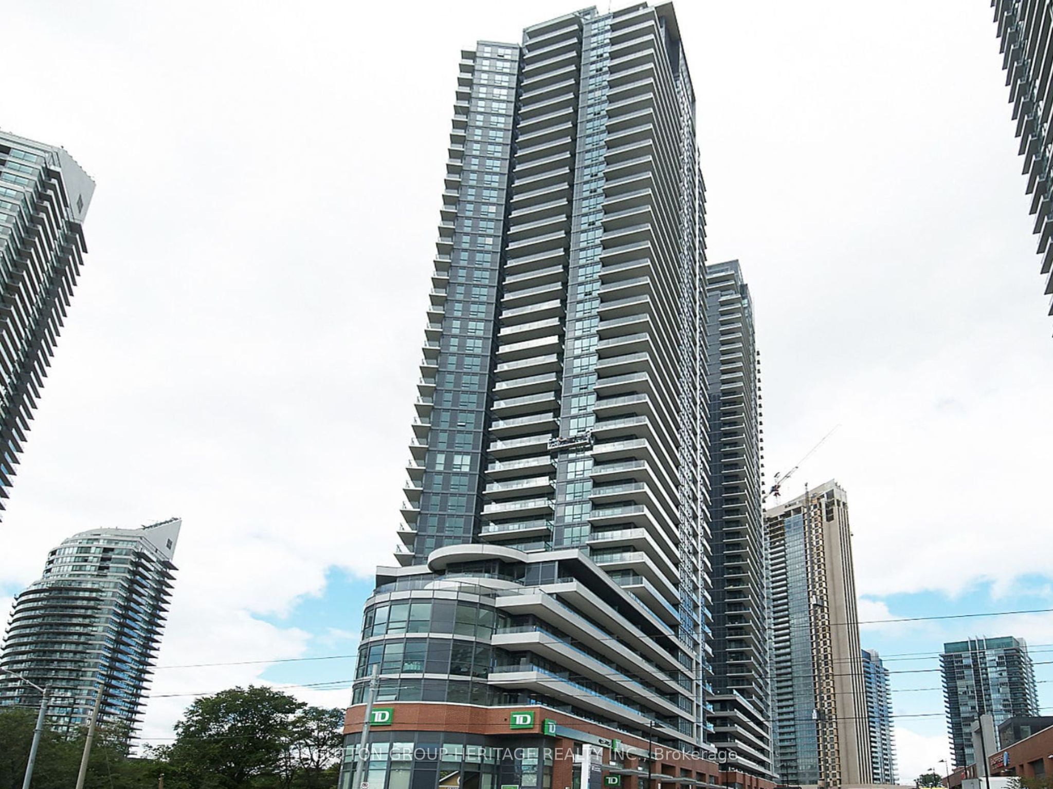 2212 Lake Shore Boulevard W 907