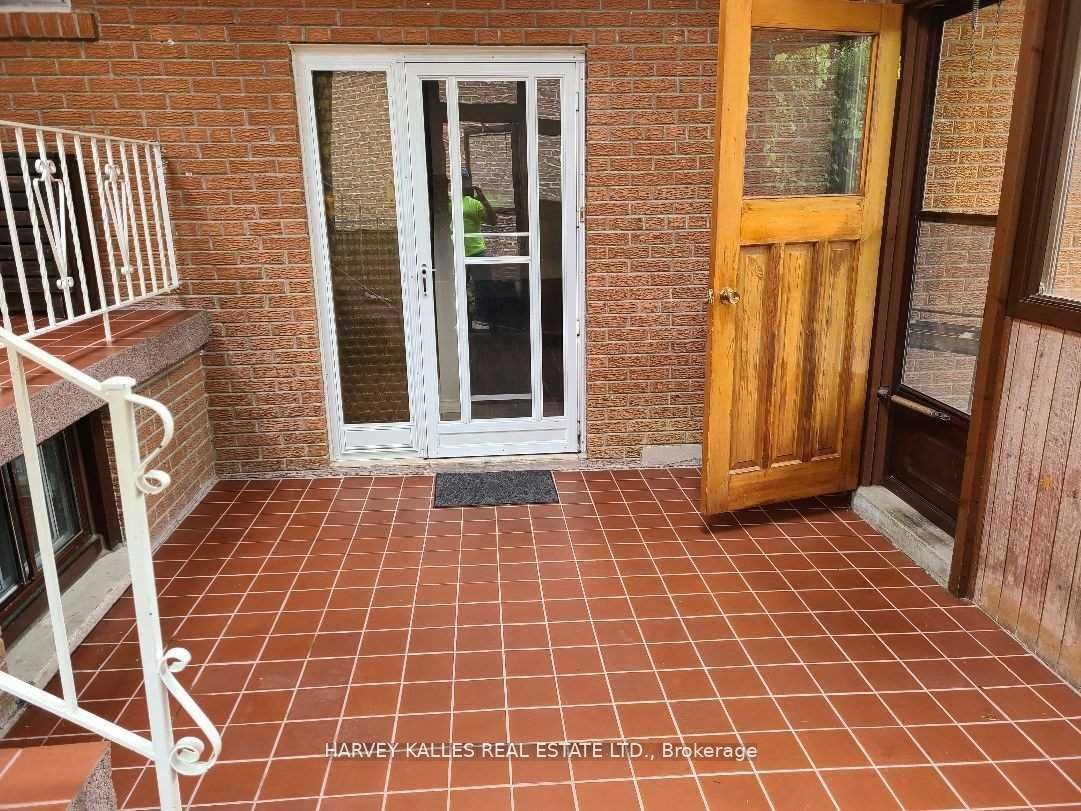 2379 Hensall Street Lower