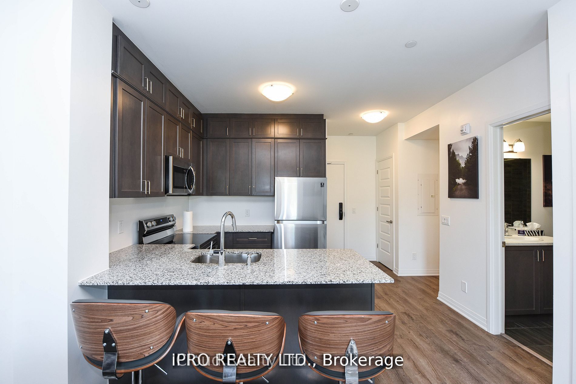 95 Dundas St W Street 004
