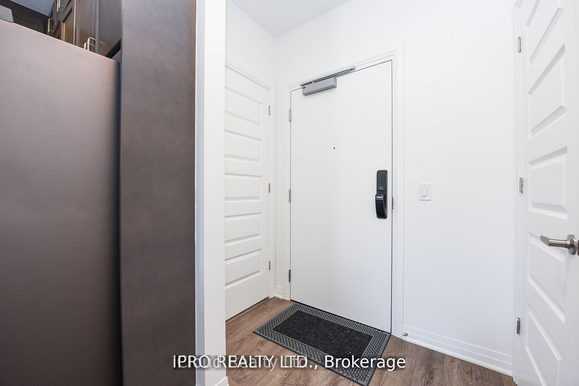 95 Dundas St W Street 004