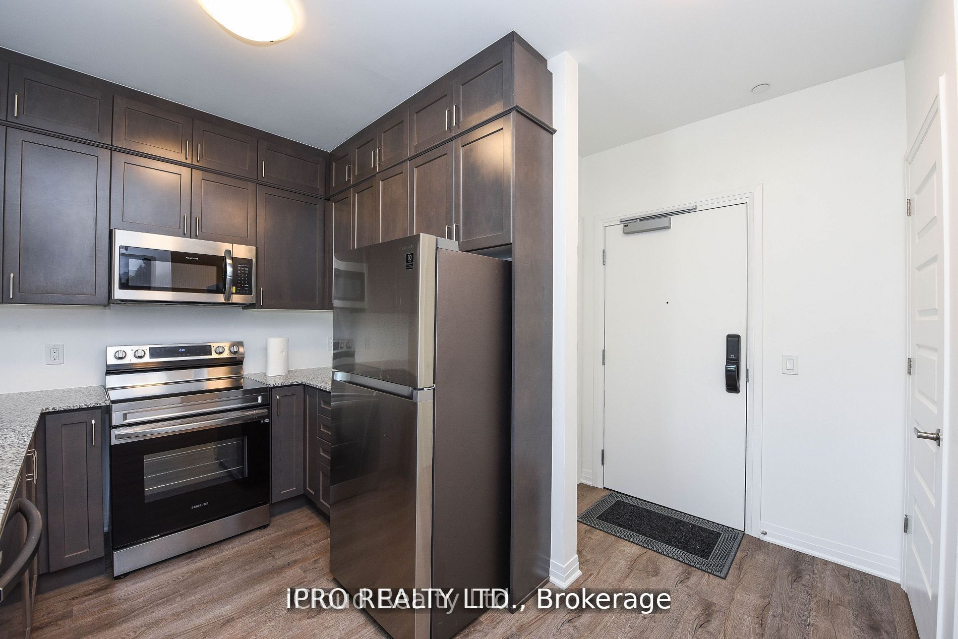 95 Dundas St W Street 004