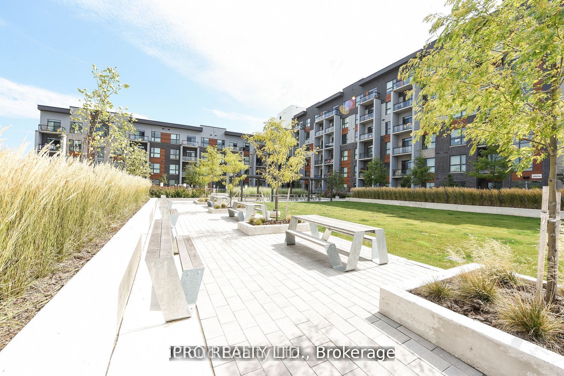 95 Dundas St W Street 004