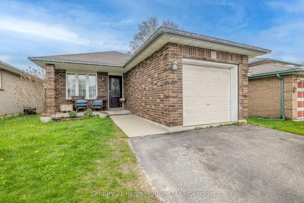 Photo of 7 Kara Lane, Tillsonburg, ON N4G 5M2 (MLS # X13431256)