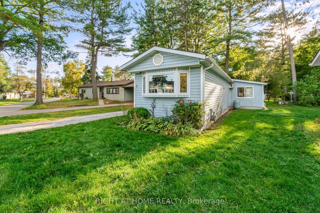 Photo of 3 Carruthers Street S, Wasaga Beach, ON L9Z 1K2 (MLS # S12457389)