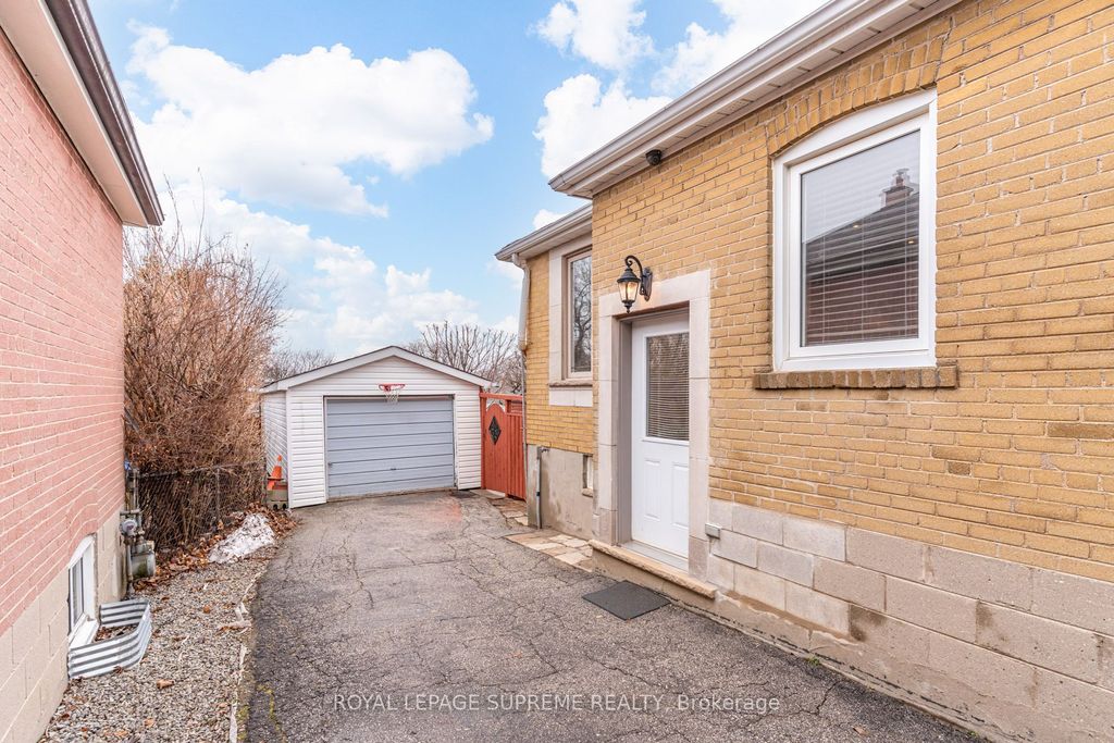 Photo of 18 Fairweather Road, Toronto, ON M6M 4C7 (MLS # W12913570)