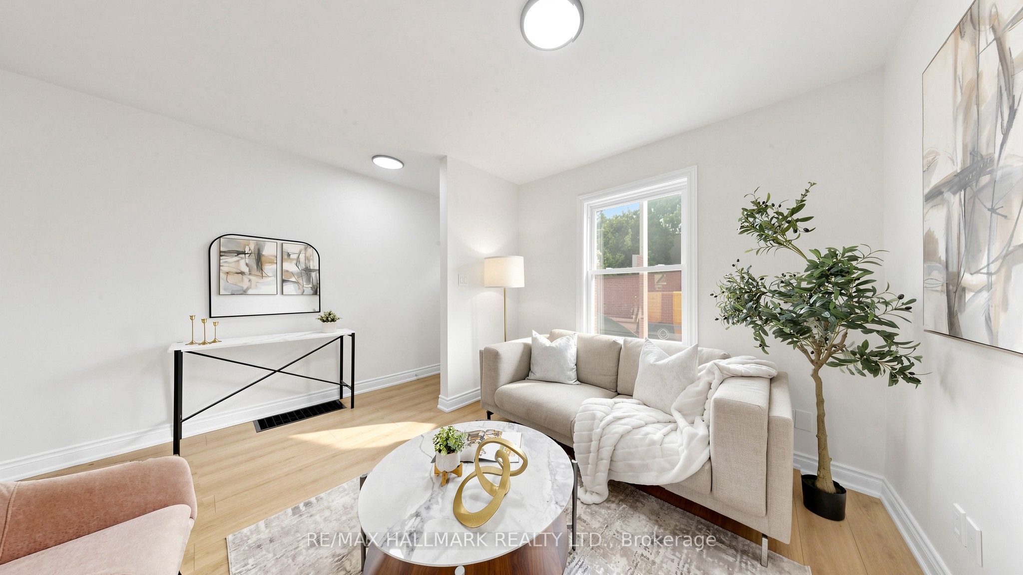 16 Queensdale Avenue
