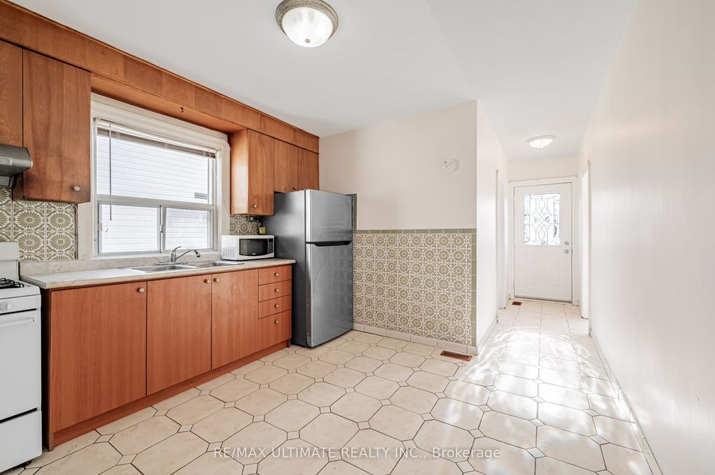 Photo of 42 Carr Street, Toronto, ON M5T 1B5 (MLS # C12555122)
