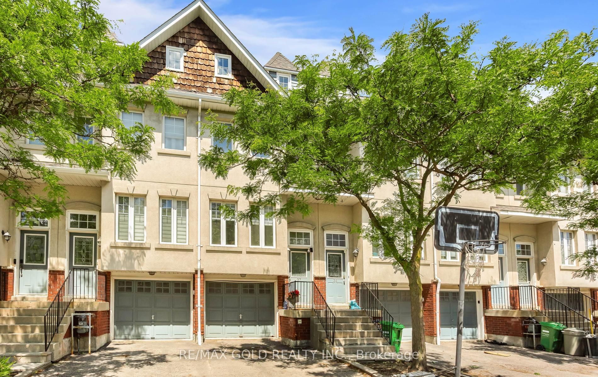 800 Dundas Street W 37