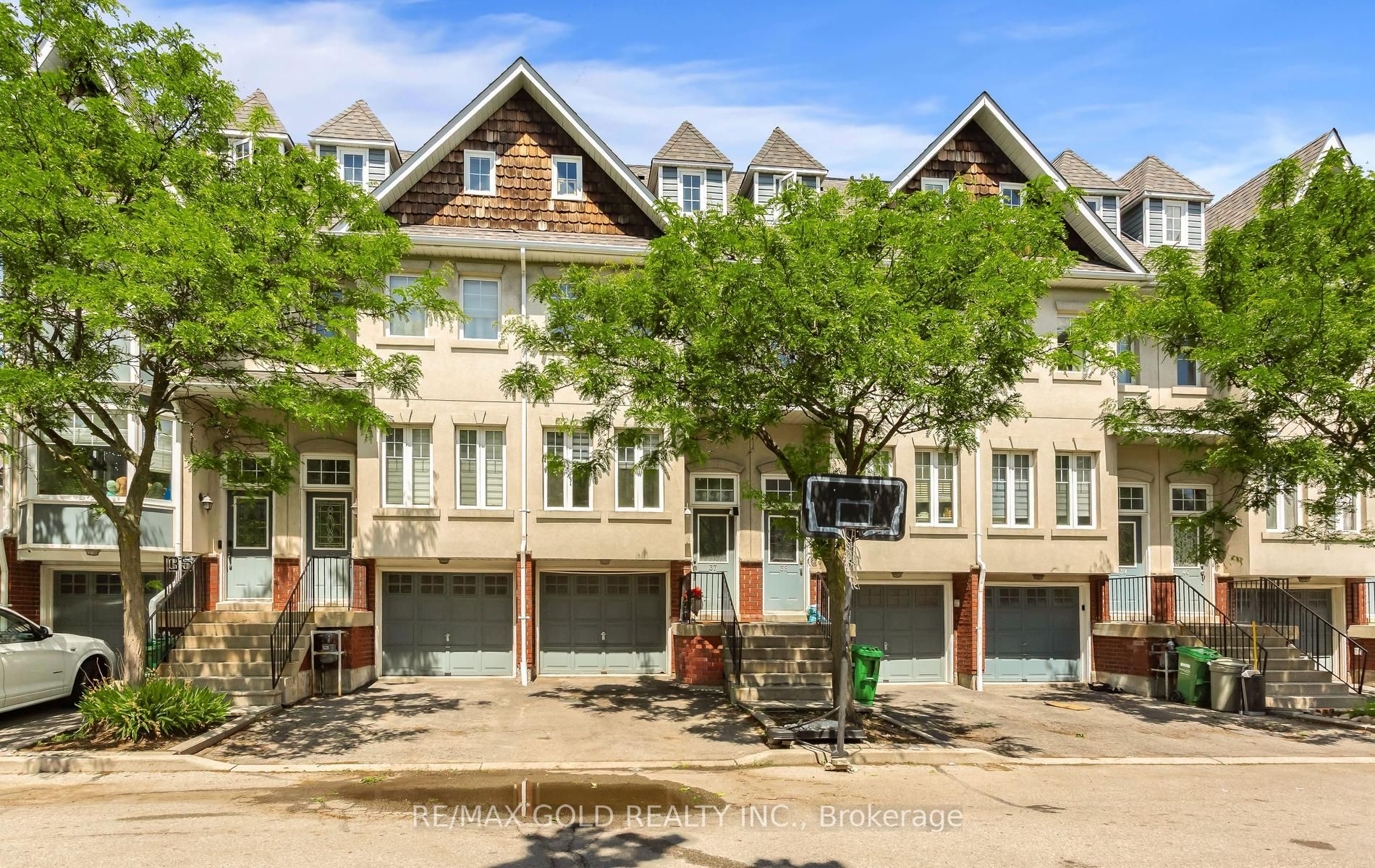 800 Dundas Street W 37