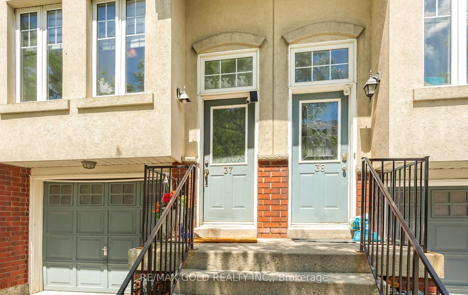800 Dundas Street W 37